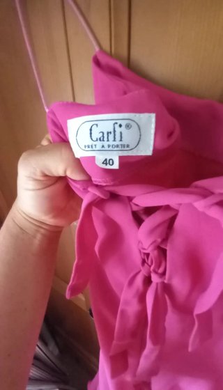 Vestido rosa fucsia con volantes