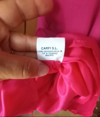 Vestido rosa fucsia con volantes