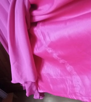 Vestido rosa fucsia con volantes
