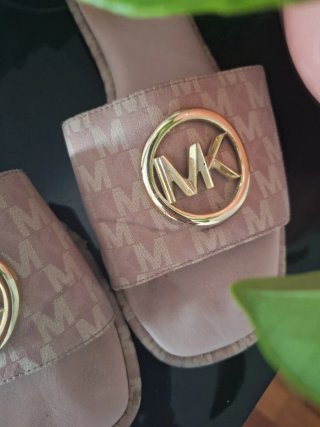 Chanclas Michael Kors Logo iconico MK Hebilla Dora