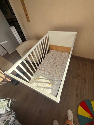 Cuna de madera para bebé con colchón