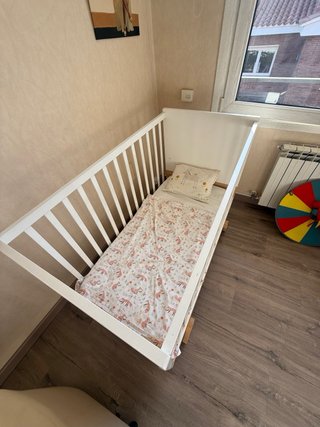Cuna de madera para bebé con colchón