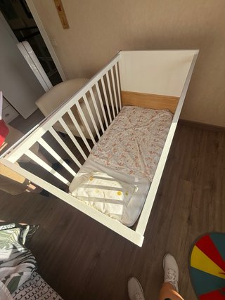 Cuna de madera para bebé con colchón