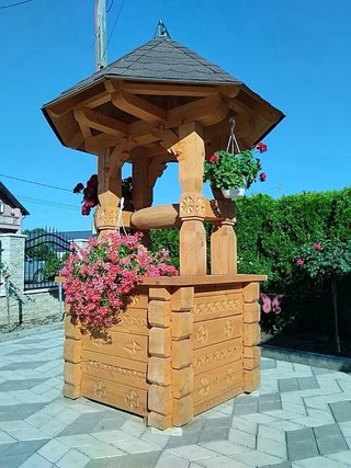 Pozo de agua decorativo artesanal en madera.