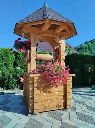 Pozo de agua decorativo artesanal en madera.