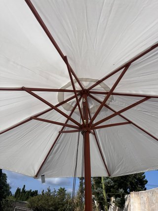 Sombrilla de madera y tela blanca