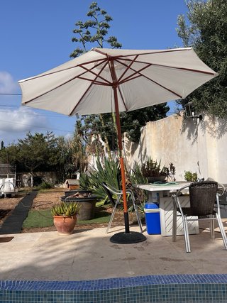 Sombrilla de madera y tela blanca