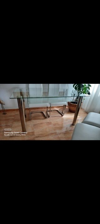 Mesa de cristal y metal plateado