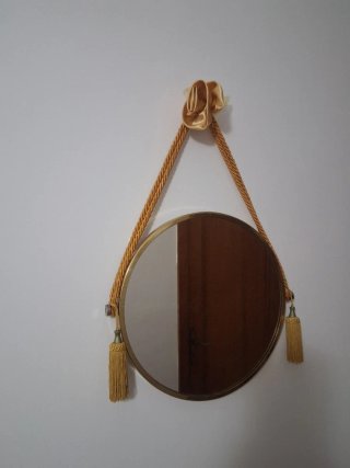 Specchio tondo vintage con corda e nappe