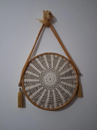 Specchio tondo vintage con corda e nappe