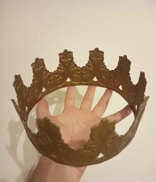 Corona de latón dorada