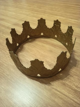 Corona de latón dorada