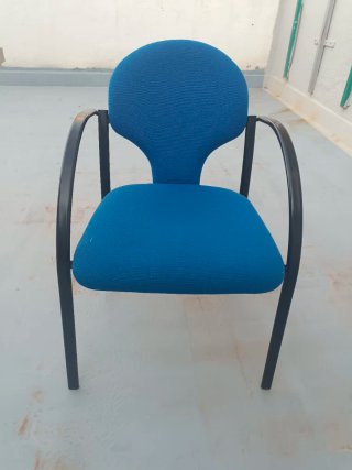 Sillas de oficina azules y grises