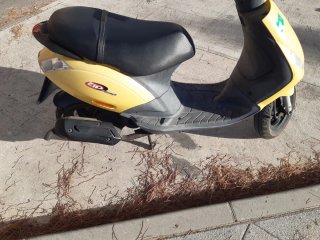 Piaggio Zip 2T Scooter Amarillo