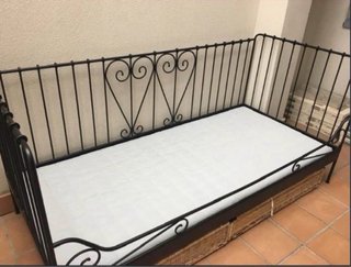 Diván de forja con cajones de mimbre