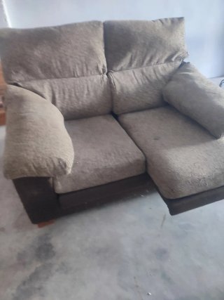 Sofá de tela beige y marrón