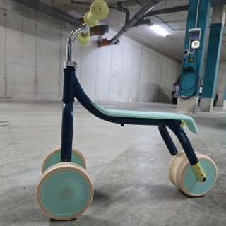 Bicicleta sin pedales Btwin azul y verde