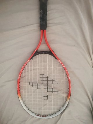 Raqueta de tenis junior, es para niño pequeño.
