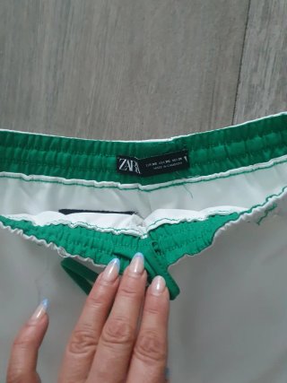 Zara Falda Short Blanca con Ribete Verde