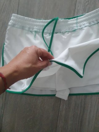Zara Falda Short Blanca con Ribete Verde