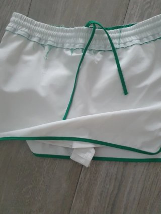 Zara Falda Short Blanca con Ribete Verde