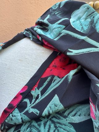 Vestido asimétrico floral hombro descubierto