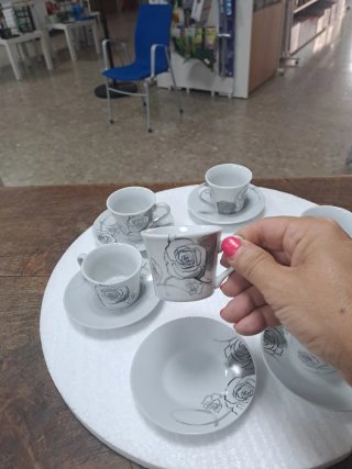 6 tazas de café pequeñas con platillos y caja orig
