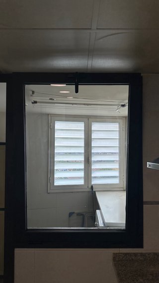 Puerta con ventana bandera