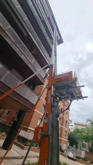 Mudanzas con elevador de fachada