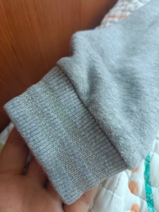 Chaqueta azul y gris con letra M