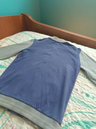 Chaqueta azul y gris con letra M