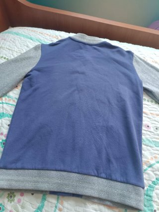 Chaqueta azul y gris con letra M
