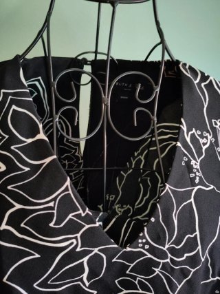 Abito elegante nero con fiori bianchi