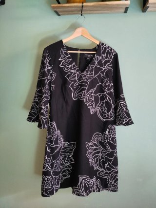 Abito elegante nero con fiori bianchi