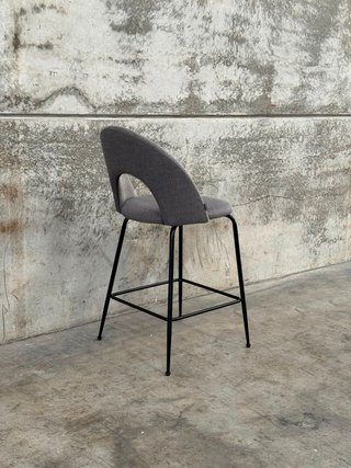 Taburete Mahalia gris oscuro y acero con acabado negro altura 63 cm FSC 100%