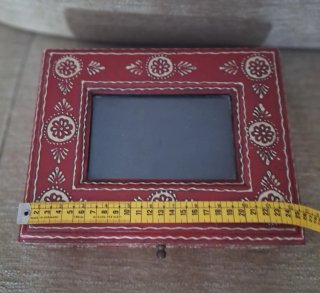 Caja de madera decorada roja