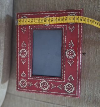 Caja de madera decorada roja