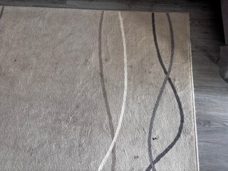 Alfombra beige grande.