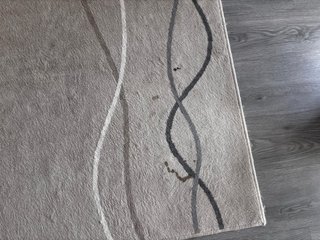 Alfombra beige grande.