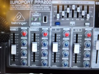 Attrezzatura Behringer PPA200 con Mixer e Altoparlanti
