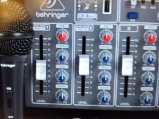 Attrezzatura Behringer PPA200 con Mixer e Altoparlanti