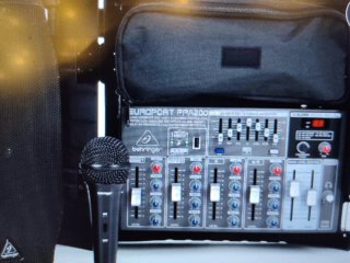 Attrezzatura Behringer PPA200 con Mixer e Altoparlanti