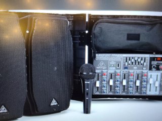 Attrezzatura Behringer PPA200 con Mixer e Altoparlanti