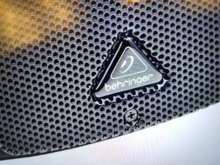 Attrezzatura Behringer PPA200 con Mixer e Altoparlanti