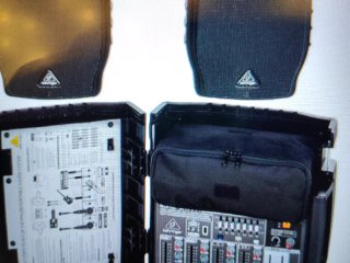 Attrezzatura Behringer PPA200 con Mixer e Altoparlanti