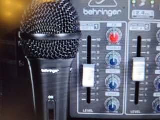 Attrezzatura Behringer PPA200 con Mixer e Altoparlanti