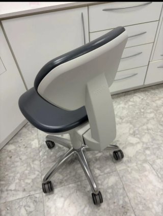 Dos Sillas Dentales Grises con Base Metálica