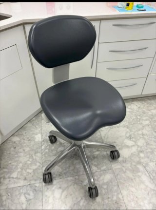 Dos Sillas Dentales Grises con Base Metálica