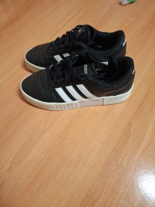 Zapatillas Adidas Negras y Blancas