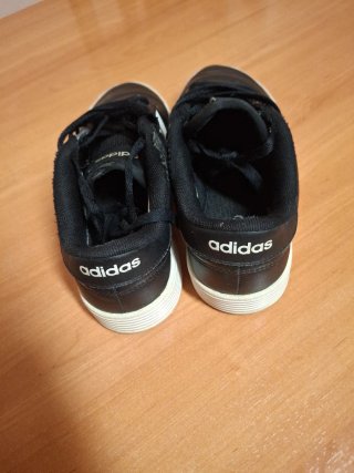 Zapatillas Adidas Negras y Blancas